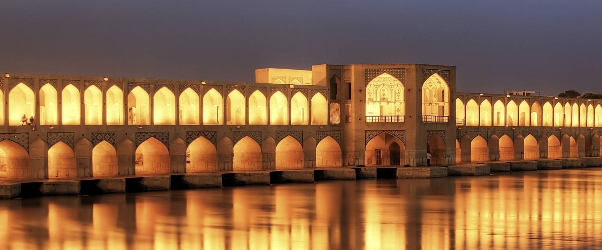 khaju_bridge_at_dusk_isfahan_iran-wallpaper-2560×768